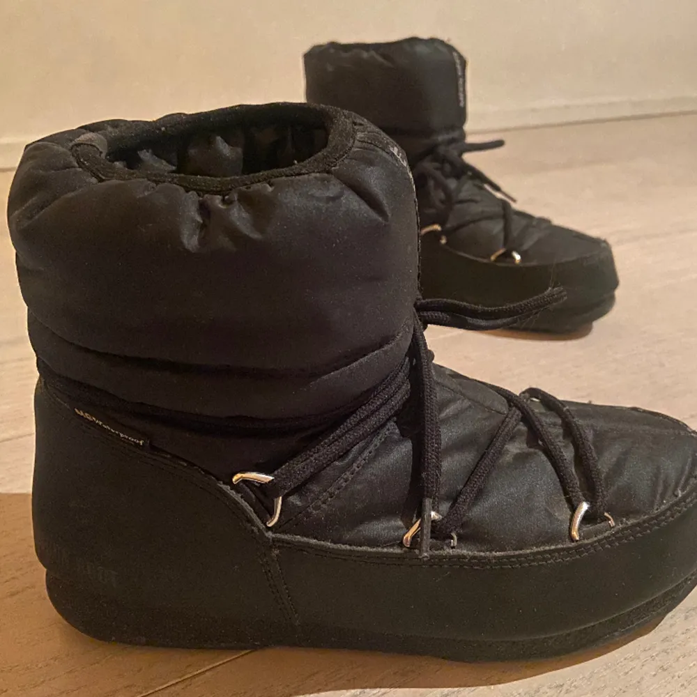 Dessa svarta moon boots fast en mindre version är så sköna och enkla. De är använda ett fåtal gånger och har inga skavanker. Hör av er vid fler frågor!. Skor.