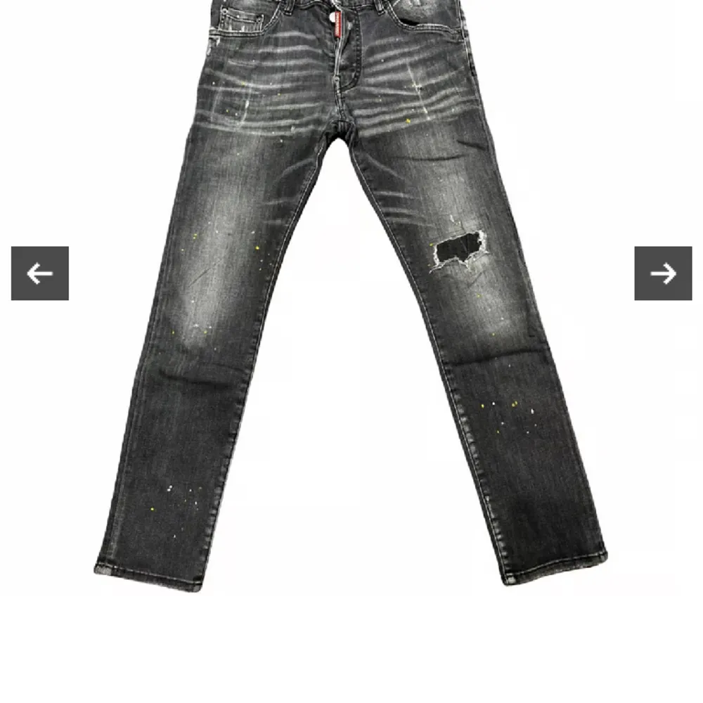 Hej säljer dessa Dsquared2 Jeans, dessa är köpta på Vestiaire Collective. Storlek 44 IT, vilket är en 30 midja i Eu. Kommer med tag och orderbekräftelse.  . Jeans & Byxor.