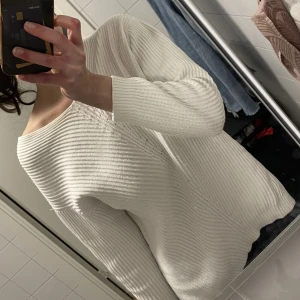 Vit stickad tröja - Från Nelly storlek XS, den ska va lite oversized. Inga hål eller defekter