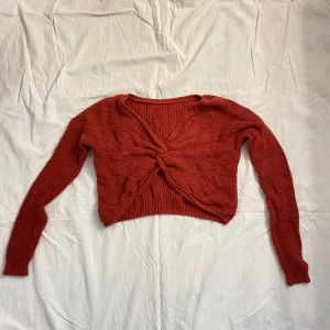 VIRKAD TOPP - höströd virkad topp från hollister, tvistad där fram och går att bära åt båda hållen🫶🏼