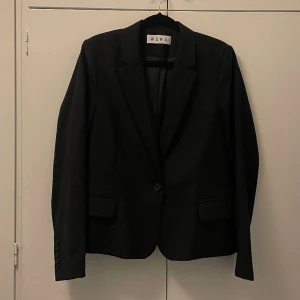 Kavaj WERA - Säljer denna kavaj då jag köpte en för liten storlek och tog bort lappen innan jag insåg det. Supersnygg och helt oanvänd 