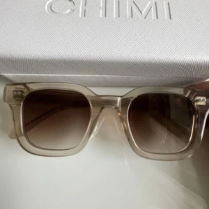 Chimi 04 ecru - Chimis i modellen 04 färg ”Ecru” köpta denna sommaren, använda fåtal gånger. Solglasögonen är i nytt skick och säljer då jag vill köpa i en annan modell💞💞