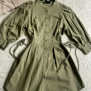 Klänning Zara Korsett klänning  - Säljer nu denna Underbara klänning i 100% bomull från Zara. Klänningen är fortfarande i nyskick och har knappt använts. Säljer pga att den är för liten för mig.💔 Klänningen har korsett liknande knytning vid sidorna 👌❤  Skriv vid intresse eller frågor 🤗⚘