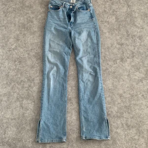 Jeans  - Blåa jeans väldigt bra kvalite men rekommenderar den på kalla dagar mer 