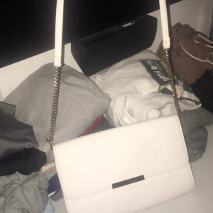 En fin vit väska  - Säljer nu min väska som knappast har kommit till användning 40kr  