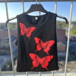 Tank Top With Butterflies🦋🎬❣️ - FRI FRAKT📦 Så sjukt fin tank top. Den är verkligen perfekt på längden men något tight på mig vid bysten och runt armarna så keep that in mind. Annars super fina röda fjärilar perfekt nu i sommar