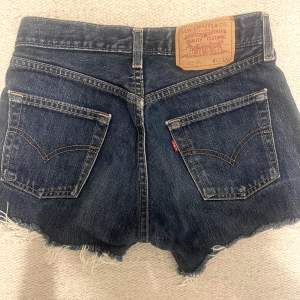 För små Levis shorts. Passar xs. 