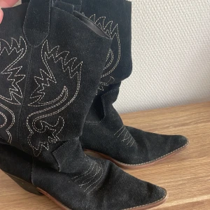 Cowboyboots - Säljer mina svarta cowboyboots, köpte seckonhand