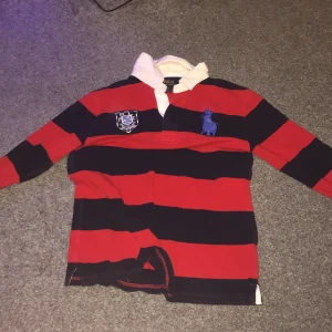 Ralph lauren piqué - Oanvänd Ralph lauren tröja i storlek barn L (14-16 Yo) passar inte längre mig