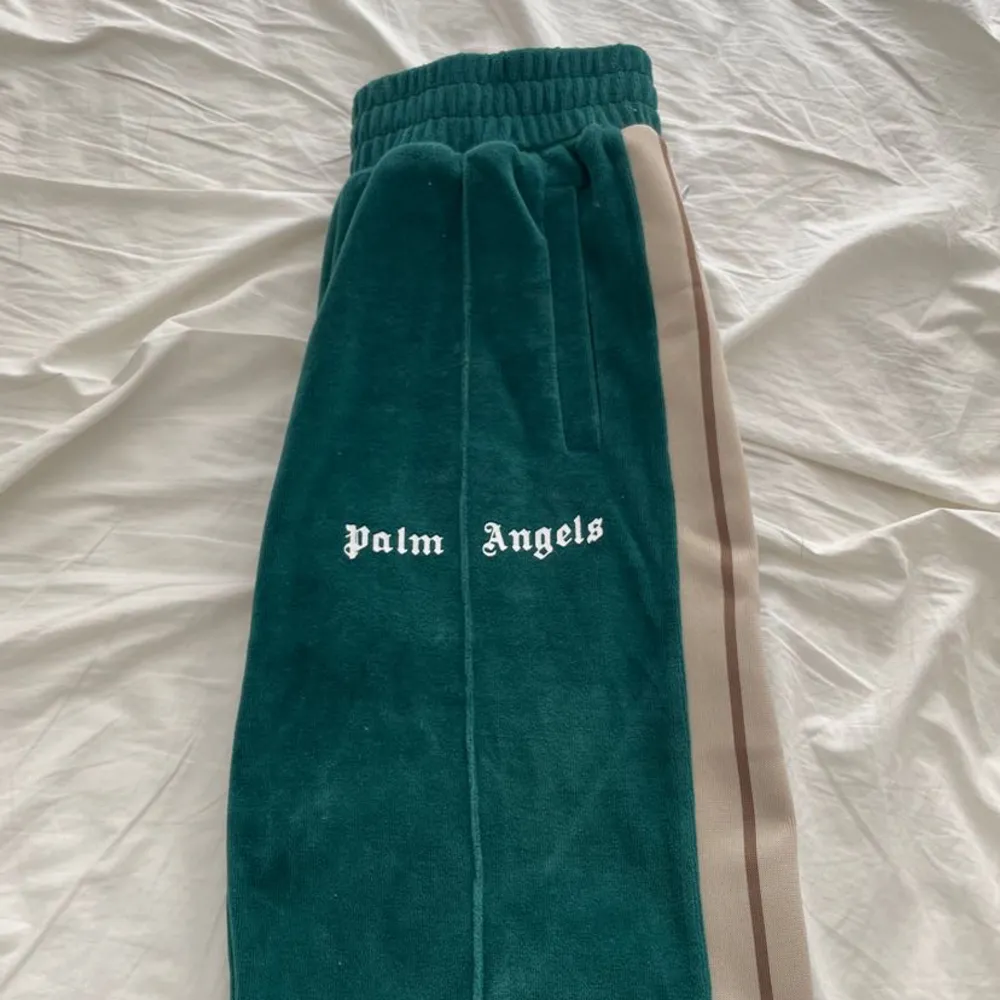 Snygga Palm Angels byxor, använt fåtal gånger. De är i mycket bra skick och välbehållna!Storlek M🤩. Jeans & Byxor.