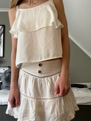 Vit blus - Säljer min vita blis från cubus som tyvärr inte längre kommer till använding, skriv för frågor eller fler bilder!