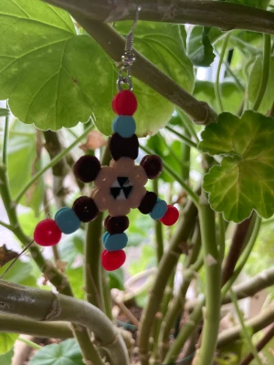 Snowflakeörhängen (red&blue chocolate) - Jättefina örhänges som passar alla! ❤️ Vattentäta! ☺️ Nickelfria krokar! 🩵 Ca: 4,5cm högt & 4cm bred som längst! 🩷