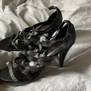 Klackskor  - Säljer mina underbara klackskor i storlek 38. Nästan helt nya bara använda två gånger❤️‍🔥 vill helst inte sälja alls men de har blivit för små❤️‍🔥