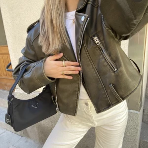 Skinnjacka - Säljer min skinnjacka i superfint skicka bara inte min stil💛 jag har min i storlek Medium men den passar mig som brukar ha xs