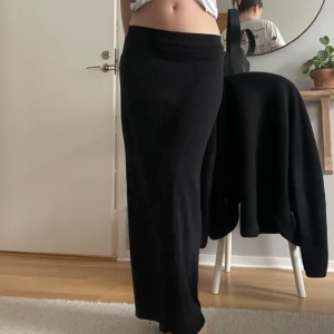 Svart lågmidjad kjol - Svart lågmidjad långkjol, storlek s. Jag är ca 168 lång😇