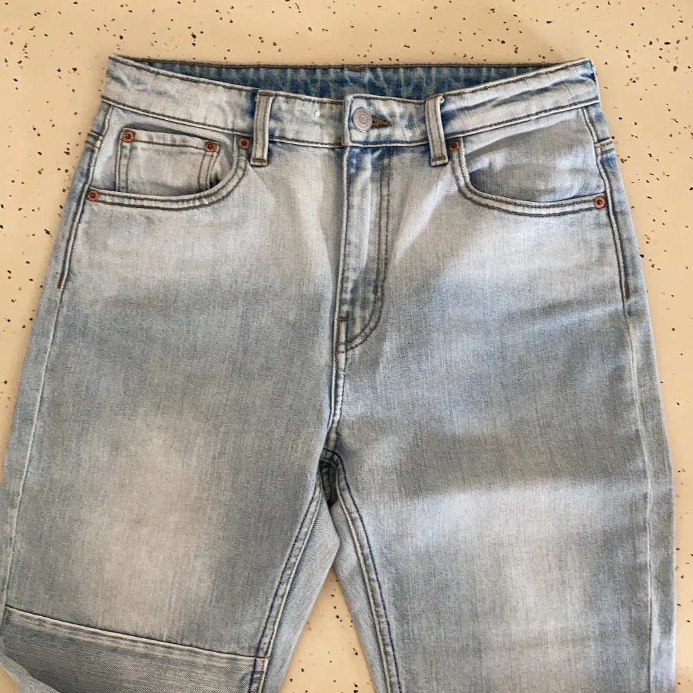 Skitsnygga jeans från weekday! Har alltid fått så mycket komplimanger för dessa men måste rensa!🐝🐝. Jeans & Byxor.