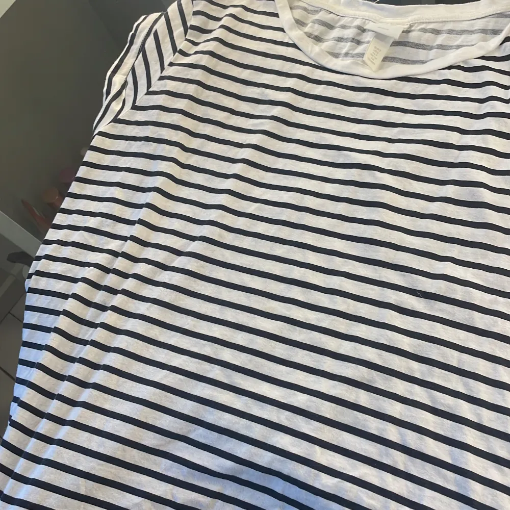En svart vit randig tröja från H&M säljer pågrund av att den ej kommer till användning💓. T-shirts.