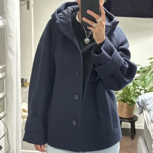 Cos jacka - säljer denna cos jacka då jag är mitt uppe i en flytt och får inte så mycket användning av den. använt få gånger. storlek s