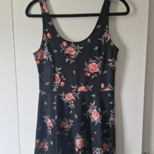 Knälång klänning  - Söt knälång klänning från H&M. Knappt använd.