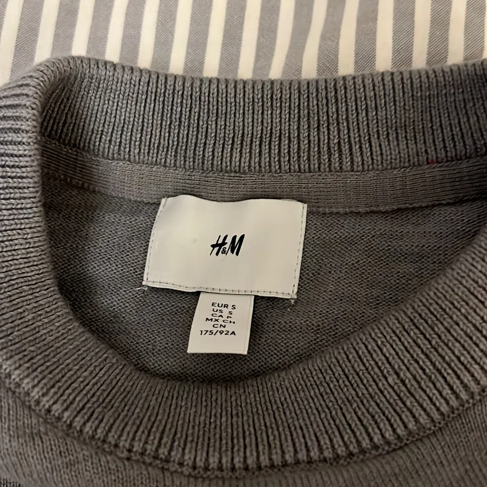 grå tröja från hm, använd 1-2 gånger . Tröjor & Koftor.