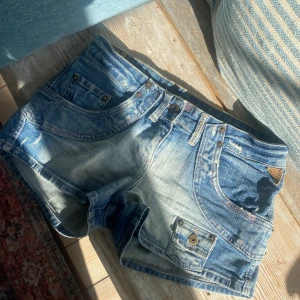 Lågmidjade shorts - Säljer ett par lågmidjade shorts i stl 38. Ingen aning vartifrån dem är köpta. Pris kan diskuteras!