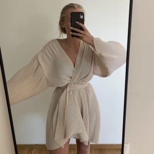 Klänning - Inget annat än den perfekta klänningen! Otroligt fin. Armarna, passformen o tyget. Använt fåtal gånger men helt i myskick. Inget som tyddrnpå användning! 