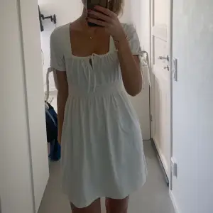 Söt vit klänning från PamelaXna-kd