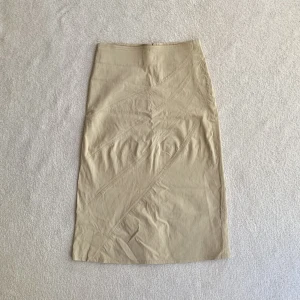 Beige kjol - Snygg midikjol med sydda ränder framtill, från märket Morgan De Toi! Midjemåttet är 66 cm (strechig) och längden 65 cm, tyvärr för liten på mig 🤎