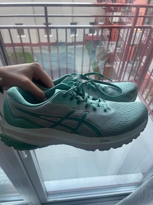 Asics  - Asics löparskor  Knappt använda flytefoam löparsko från Asics. Strl 40,5 men passar även den som har storlek 39-40. Nypris 1299kr