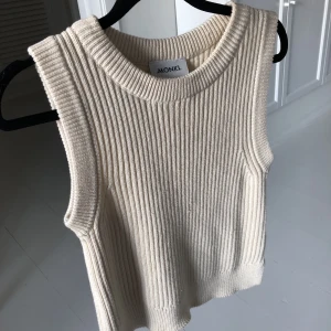 Stickad väst - En stickad väst från Monki i storlek xs. Väldigt fint skick, använd fåtal gånger. Säljer då den inte kommer till användning! Köparen står för frakten💘