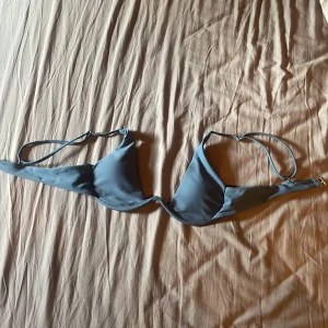Bikini topp  - Säljer denna bikini topp för den var för liten, aldrig använd bara testad. Köpt från SHEIN och älskar färgen, färgen heter dammblå!