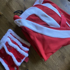 Tomte-set - Ett gulligt tomte-set bestående av 1 fleecetäcke storlek 145 och 4 ”lindor”. Jättekul att ha under julen🥰