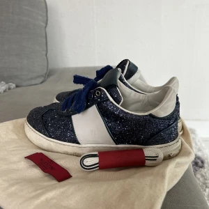 Valentino Flycrews - Säljer dessa snygga Valentino Flycrews, de är relativt nya och i fint skick (förutom att det saknas en nit på vardera sko). De är lite blåare i verkligheten än på bilden☺️tvättar självklart rent dem innan jag postar.