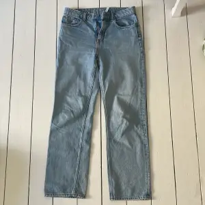 Jeans i modellen VOYAGE från weekday. Använts sparsamt och i bra skick! W28 L30
