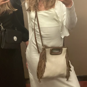 Djerf silk dress - Använd två gånger, super fin. Vit, kemtvättad. Har två säljer ena!