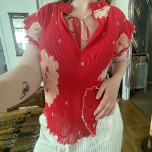 Ganniblus - Blus från Ganni i ett fantastiskt skönt flowy tyg. Knappt använd! Volangärmar.☀️