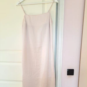 Ny klänning - Säljer ny/oanvänd klänning från H&M i storlek XS. Ljusrosa/babyrosa. Pris 100kr + frakt. Betalning sker via SWISH och jag skickar enbart med posten. Referenser finns från mina tidigare köpare. Skicka PM vid intresse :)
