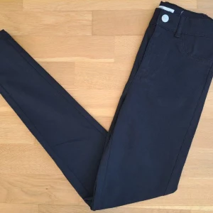 Svarta treggings - Säljer ett par svarta treggings från Unique U i storlek XS. Pris 100kr + frakt. Betalning sker via SWISH och jag skickar enbart med posten. Referenser finns från mina tidigare köpare. Skicka PM vid intresse :)