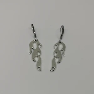 Örhängen ~eldflamma~ - Örhängen gjorda/designade av mig. Nya/oanvända. Brisyrkrokar i rostfritt stål. (frakt: 15 kr för frimärke) 