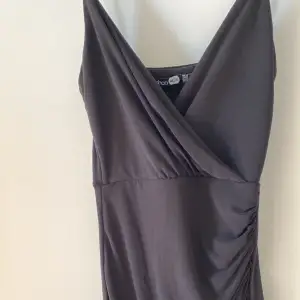 Säljer denna svarta klänning då den ej är min smak längre. Knappt använd🤍Köptes för 499kr!