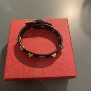 Valentino garavani armband  - Säljer detta svarta valentino armband med guldiga nitar, fint skick!