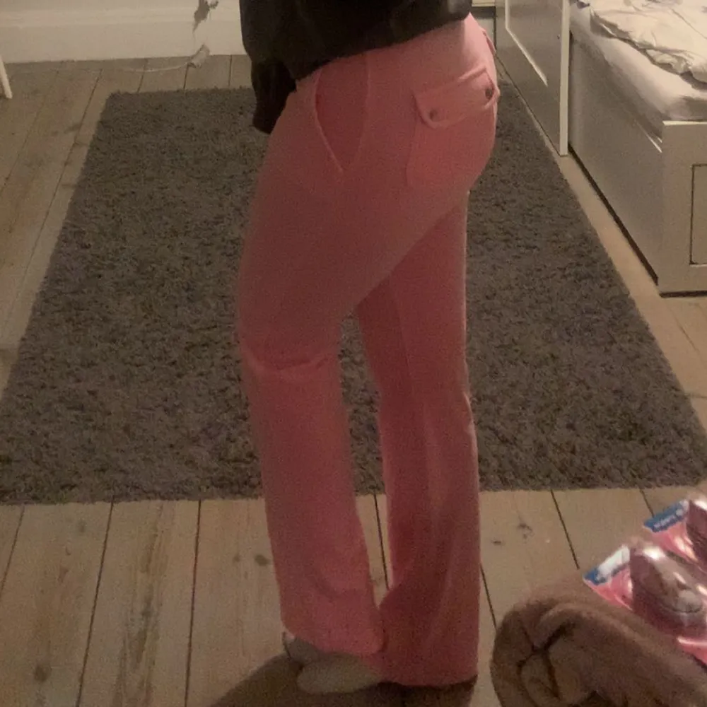 Hejsan en ”intresse”koll på mina juicybyxor. Kom med bud högre eller lägre spelar ingen roll💗 godkänner om de är ett bra pris o jag är nöjd. Jeans & Byxor.