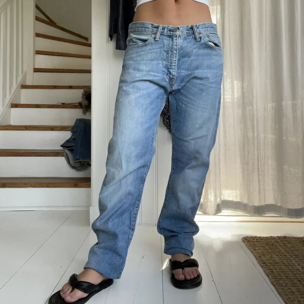 Fina vintage Levis jeans i storlek 38/40.   Midjemått: ca 87cm innerbenslängd: ca 84cm . Säljer pga att jag rensar ut jeans ur garderoben som inte passar mig längre, kolla min profil för mer jeans. 💘💘. Jeans & Byxor.
