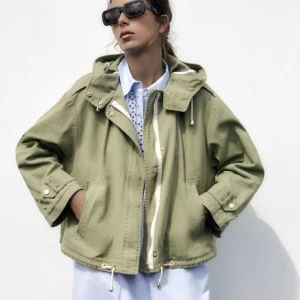 Fin vår/sommar jacka!  - Jättefin vår/sommar jacka från Zara! Super trendig och perfekt för sommarkvällar över en klänning!! Den är i S men skulle även passa M:))