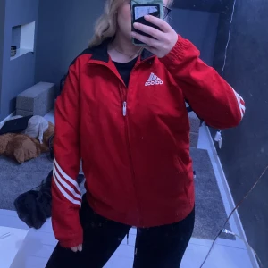 Adidas vindjacka - Vindjacka från adidas, knappt använd. Strl S.