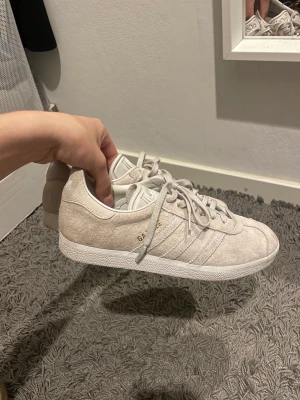 Sneakers - Säljer dessa sneakers som aldrig har använts! Dom är iprincip helt nya och köpte i Stockholm, skriv gärna för frågor!💗