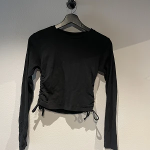 Långärmad med knytning - Säljer denna topp med knytning i sidorna! I storlek S