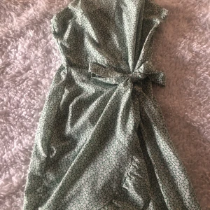 Grön Omlott klänning  - Grön omlott klänning från Shein.