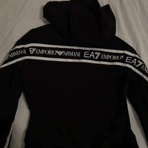 Emporio Armani tröja  - Hoodie med zip. Köpt i butik 1.200:-. Storlek XXS/XS. Passar även en mindre S 