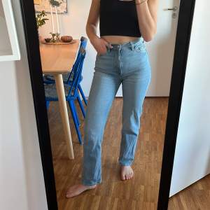 Jeans i modellen ”the favourite cut” från &OtherStories. Storlek 24/30. Jag är 163cm lång för referens. 
